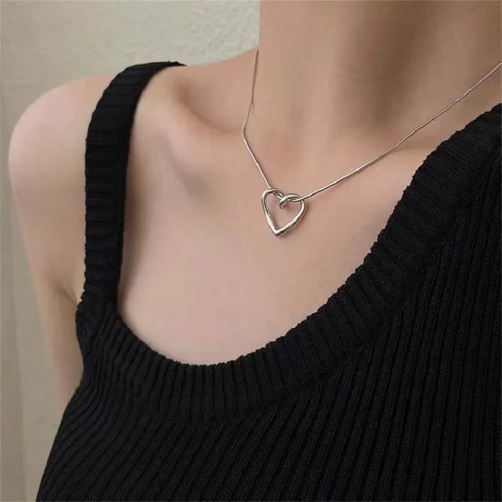 Collier Double Cœur Creux – Élégance Simple et Romantique pour Femmes