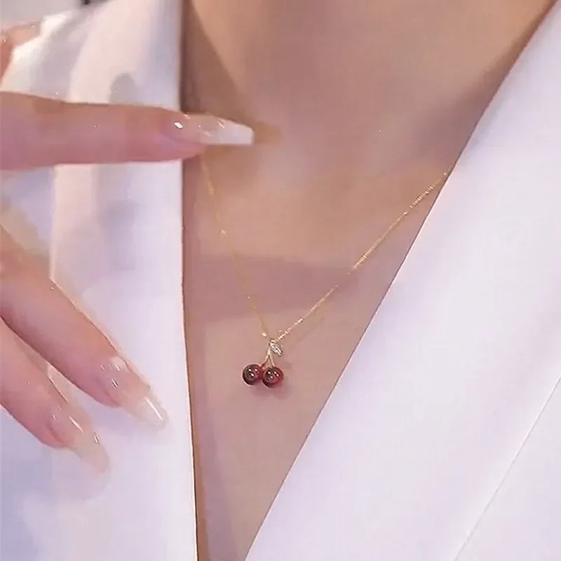 🩷 Collier pendentif "Petit Vin Rouge Cerise" – Chaîne dorée tendance pour femmes