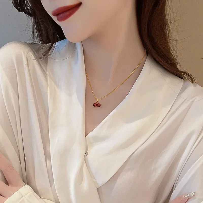 🩷 Collier pendentif "Petit Vin Rouge Cerise" – Chaîne dorée tendance pour femmes