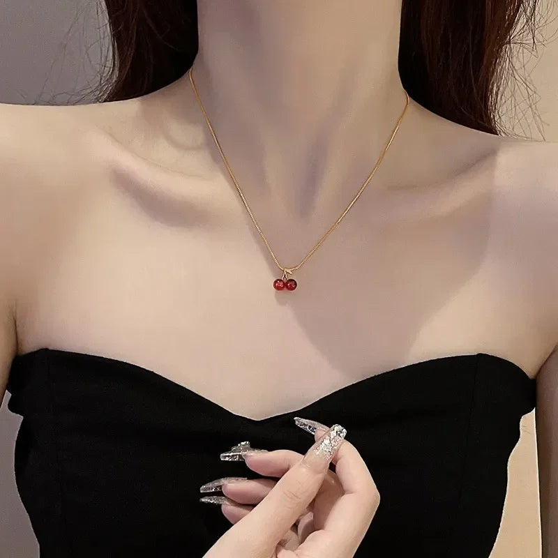 🩷 Collier pendentif "Petit Vin Rouge Cerise" – Chaîne dorée tendance pour femmes